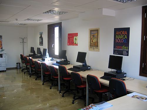 ©ayto.granada: casa de la juventud. sala de ordenadores