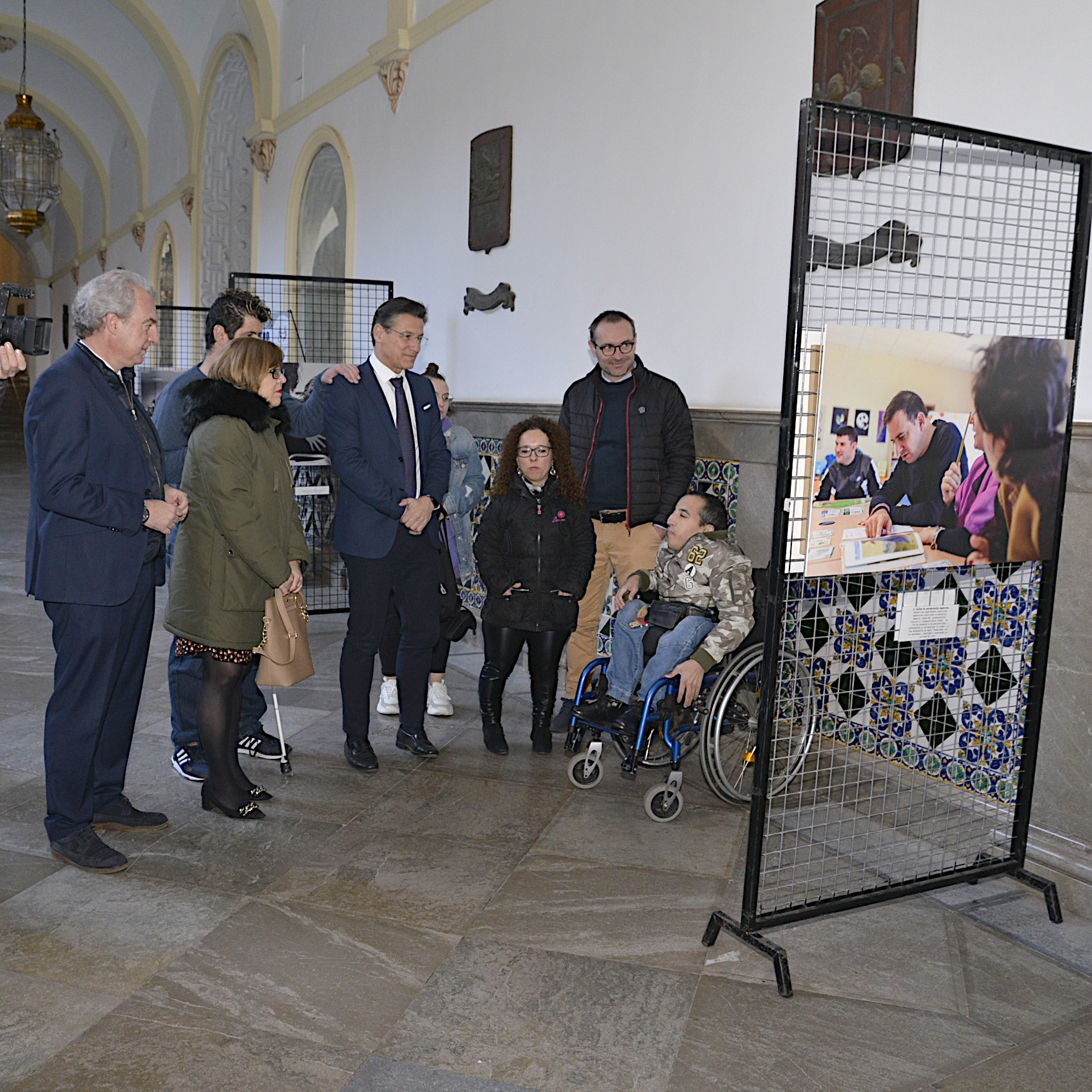 ©Ayto.Granada: El alcalde de Granada expresa a Fegradi el apoyo del Ayuntamiento al inaugurar una exposicin de fotos que refleja su trabajo