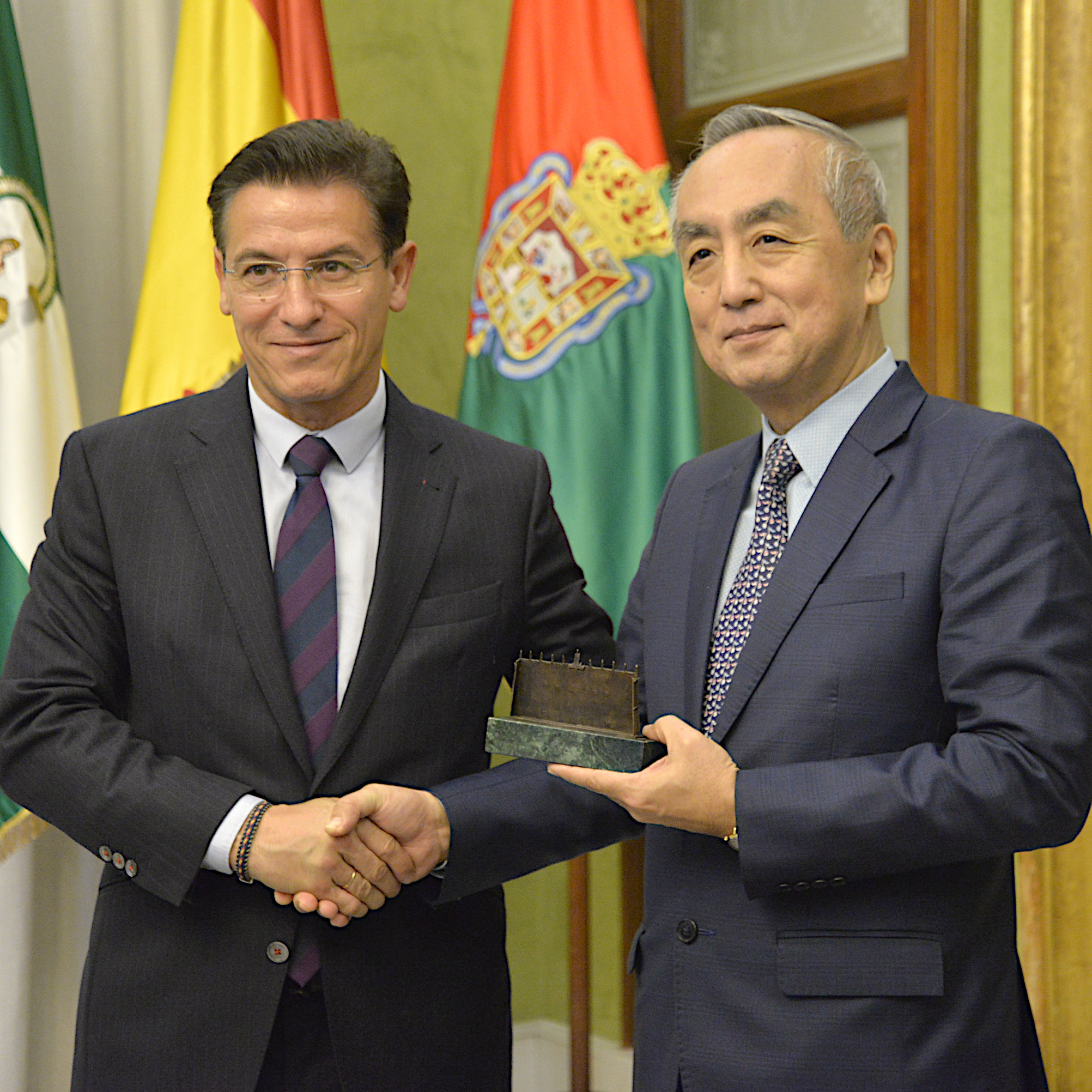©Ayto.Granada: El alcalde recibe en visita institucional al nuevo embajador de Japn, Kenji Hiramatsu