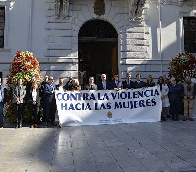 ©Ayto.Granada: La plaza del Carmen acoge un minuto de silencio en seal de duelo y en repulsa por el presunto asesinato de una vecina de la Zubia a manos de su marido