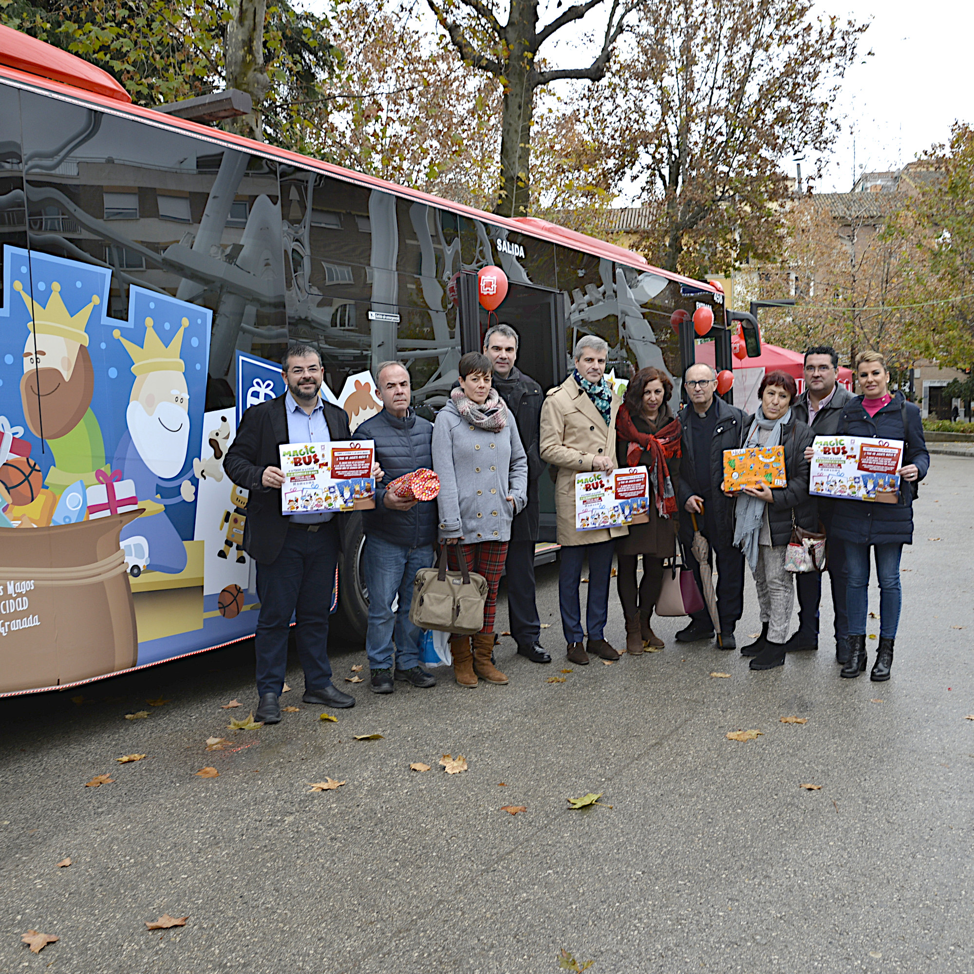 ©Ayto.Granada: La iniciativa solidaria Magic Bus bate rcord con la recogida de 1.500 juguete que se entregarn a familias desfavorecidas 