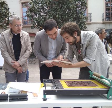 ©Ayto.Granada: Los alumnos de la Escuela de Arte de Granada muestran la tcnica de los grabados en el centro de la ciudad