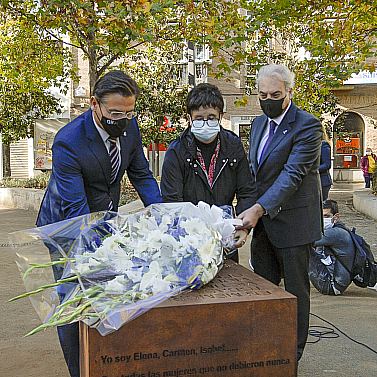 ©Ayto.Granada: El Ayuntamiento rinde tributo a las mujeres asesinadas este ao en un acto homenaje en el monumento de plaza del Humilladero 