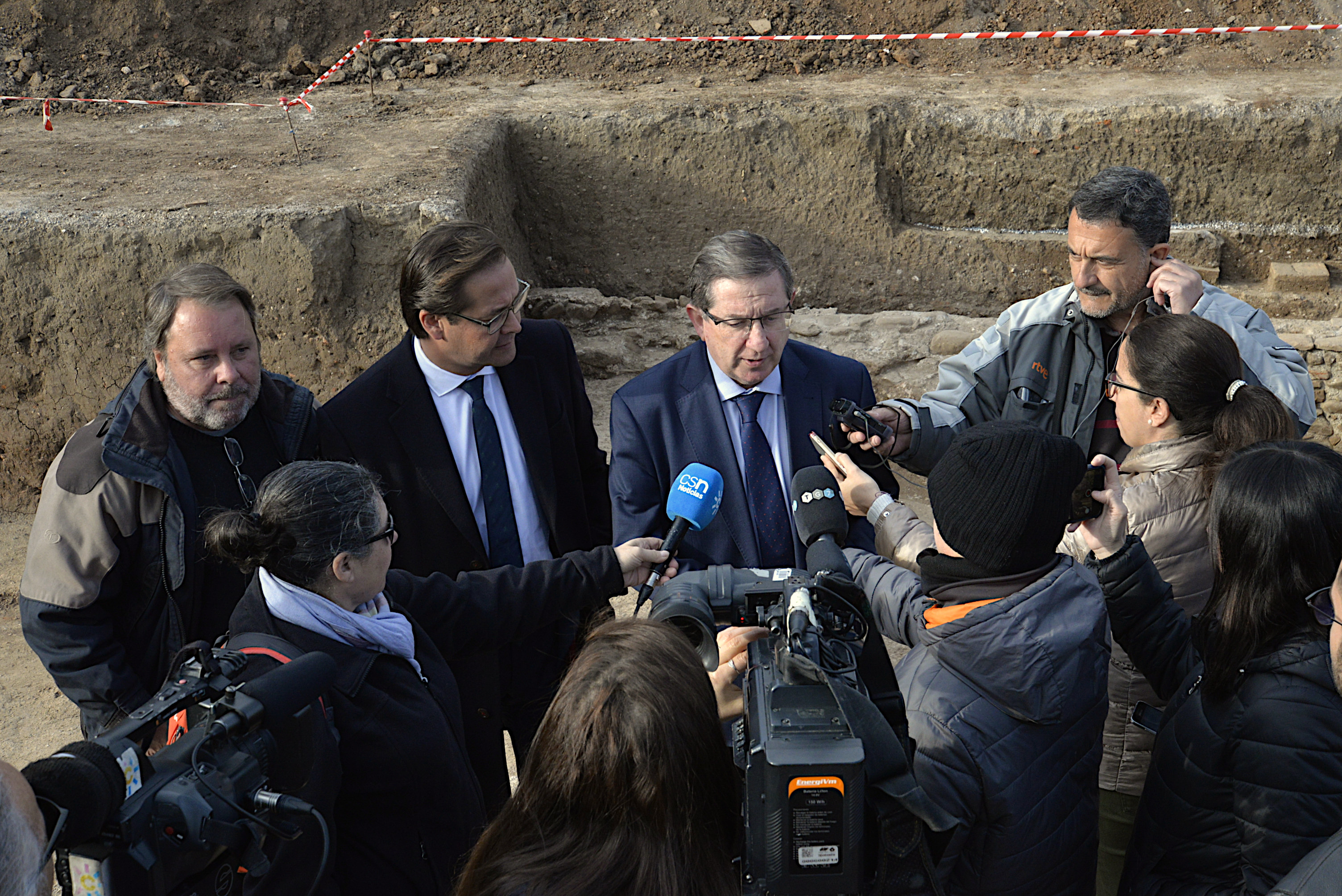 ©Ayto.Granada: El concejal de Urbanismo y el delegado de Fomento visitan la excavacin de la plaza Poeta Rafael Guilln