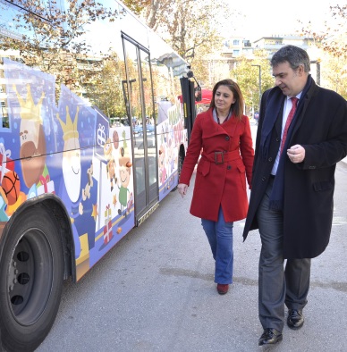©Ayto.Granada: Ayuntamiento y Rober impulsan una campaa solidaria para llenar un autobs de juguetes que se entregarn a los nios ms vulnerables