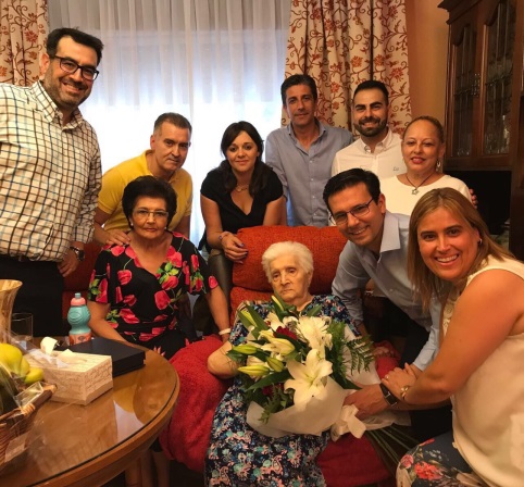 ©Ayto.Granada: Francisco Cuenca rinde un pequeo tributo a la usuaria ms longeva del servicio de ayuda a domicilio 
