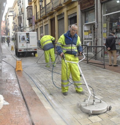 ©Ayto.Granada: El nuevo mtodo de limpieza de cera  se salda con un resultado satisfactorio al retirar el cien por cien de este residuo en el asfalto