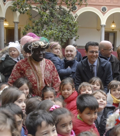 ©Ayto.Granada: Granada se viste de Navidad tras la apertura del beln municipal y la llegada del Cartero Real