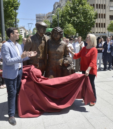 ©Ayto.Granada: Un conjunto escultrico, colocado en la avenida de Andaluces, rinde homenaje a los miles de granadinos obligados a emigrar 