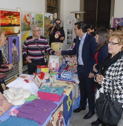 ©Ayto.Granada: Ms de 300 mayores exponen sus trabajos artesanales en el patio del Ayuntamiento de Granada