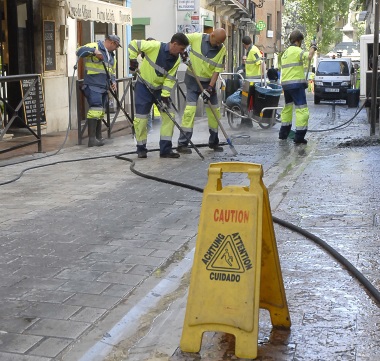 ©Ayto.Granada: El Ayuntamiento retira 1.100 kilos de cera tras la Semana Santa