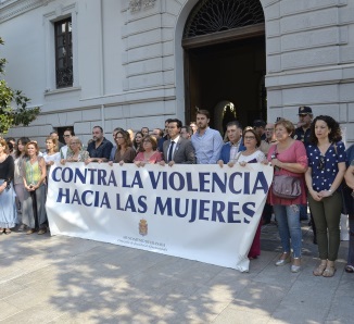 ©Ayto.Granada: El Ayuntamiento guarda un minuto de silencio en repulsa por el asesinato de una mujer en Maracena