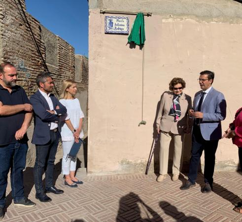 ©Ayto.Granada: Granada reconoce a la escritora e historiadora Antonina Rodrigo con una placa en el Albaicn 