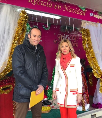 ©Ayto.Granada: El Ayuntamiento de Granada organiza talleres navideos de reciclaje para nios en la plaza del Carmen