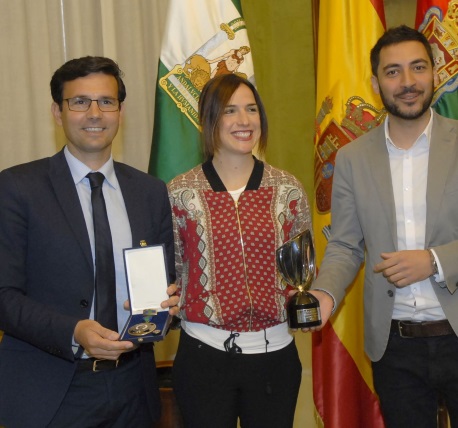 ©Ayto.Granada: El Ayuntamiento recibe a la rbitra de rugby Alhambra Nievas