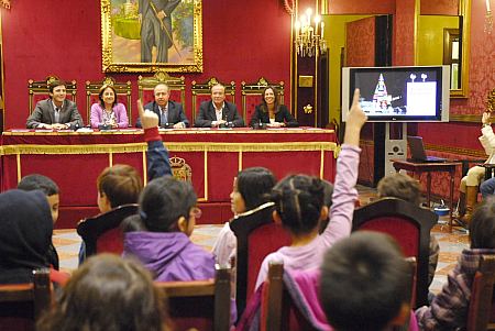 Los escolares deciden el diseo del alumbrado navideo de plaza Bib-Rambla