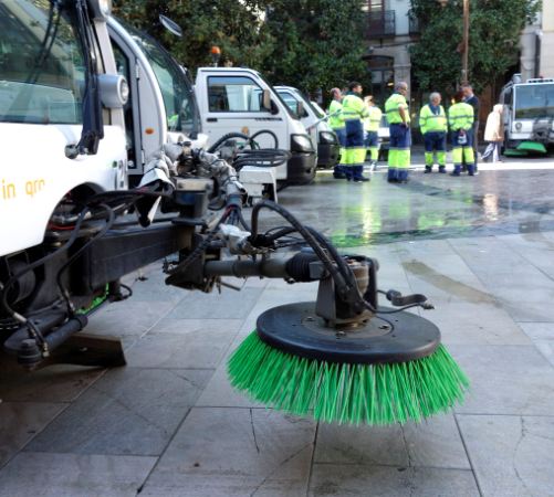 ©Ayto.Granada: El Ayuntamiento refuerza el uso de hidrolimpiadoras y suprime las soplahojas para evitar alergias y contaminacin