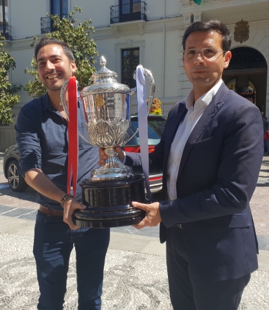 ©Ayto.Granada: La Copa de la Reina de Ftbol est ya expuesta en la plaza del Carmen para disfrute de los granadinos