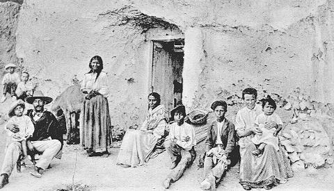 familia gitana en una cueva