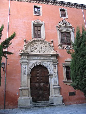 Detalle de la Puerta principal por la Plaza de Alonso Cano