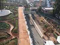 Vista del camino de acceso con el Centro Cívico y Bola de Oro al fondo