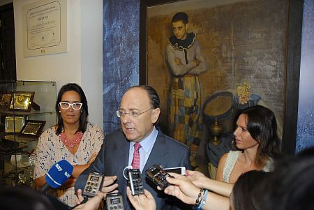 ©Ayto.Granada: LA OFICINA DE TURISMO DE PLAZA DEL CARMEN EXPONE LA OBRA `ARLEQUN, DE LA GRANADINA LUISA GARCA PARDO