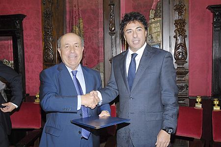 Torres Hurtado y Enrique Pina firman un acuerdo para el uso del estadio Los Crmenes “beneficioso para el equipo y la ciudad”
