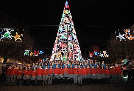 LOS NIOS, PROTAGONISTAS DEL ENCENDIDO DE LAS LUCES DE NAVIDAD DE LA CIUDAD 