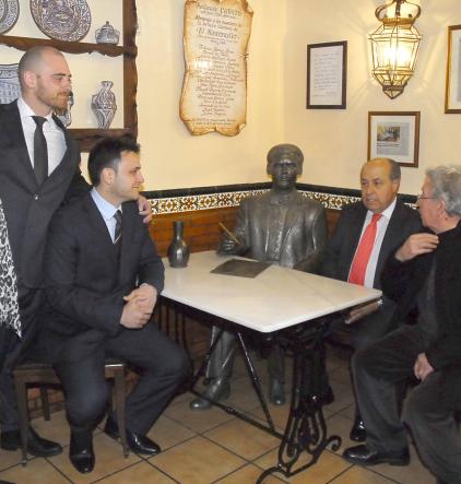 ©Ayto.Granada: EL RESTAURANTE CHIKITO REVIVE LA TERTULIA DEL CAF ALAMEDA CON UNA ESTATUA DE FEDERICO LORCA CONTERTULIO HABITUAL DEL RINCONCILLO